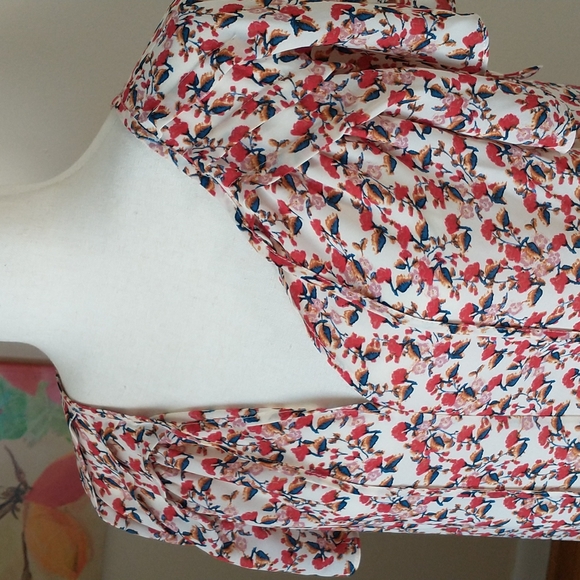 Max Studio short flutter sleeve v-neck blouse red cream blue floral  size M - Picture 2 of 7